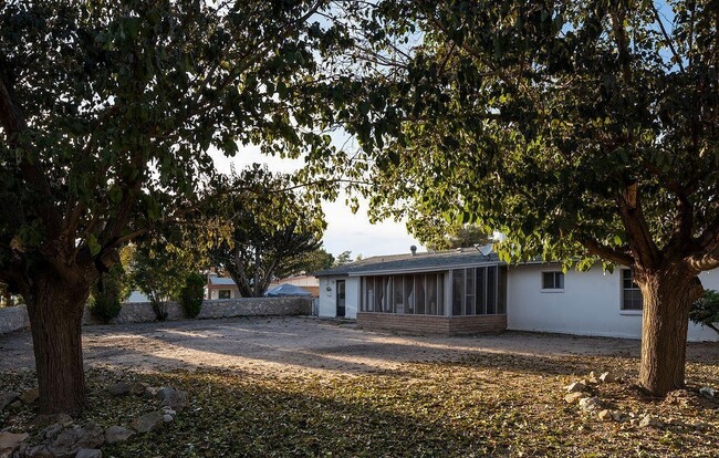 Building Photo - 2955 Huntington Dr