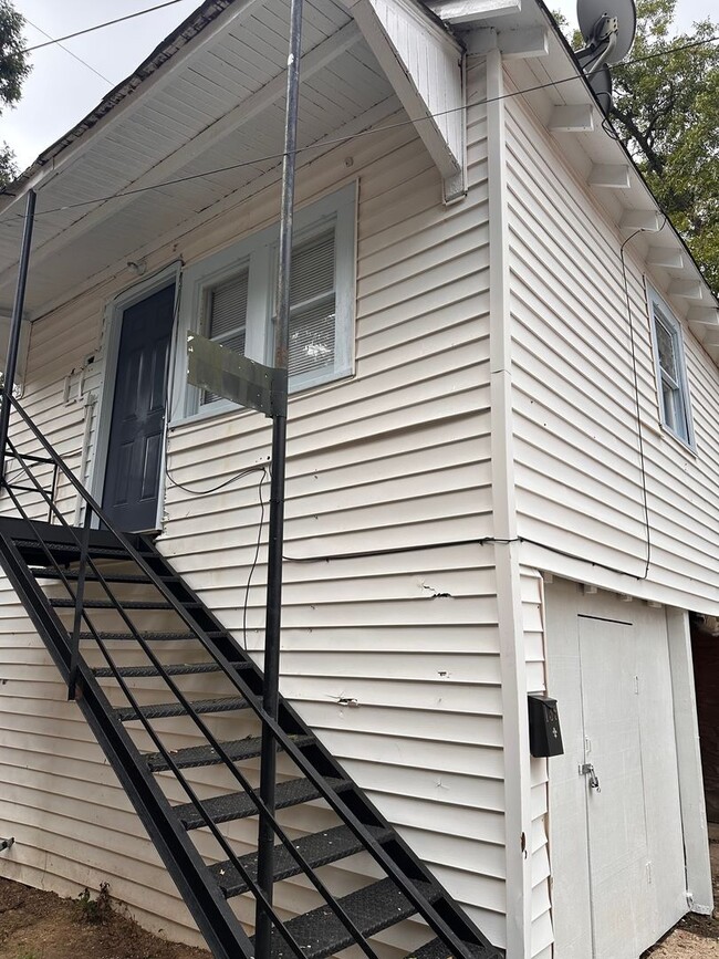 Building Photo - Highland - 1 bed 1 Bath - Freshly Painted