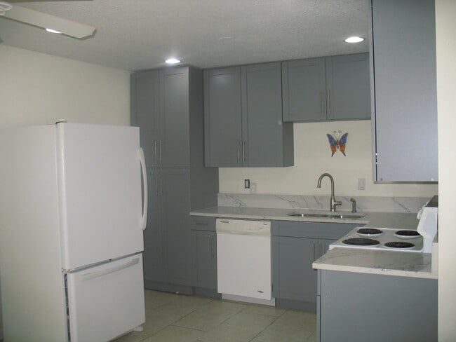 Building Photo - 9356 Roan Ln