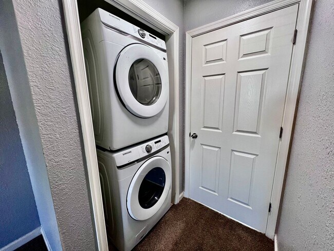 Building Photo - Tri-Level Condo – Pets Welcome, Washer & D...