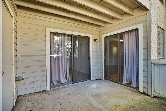 Building Photo - 17401 Red Oak Dr