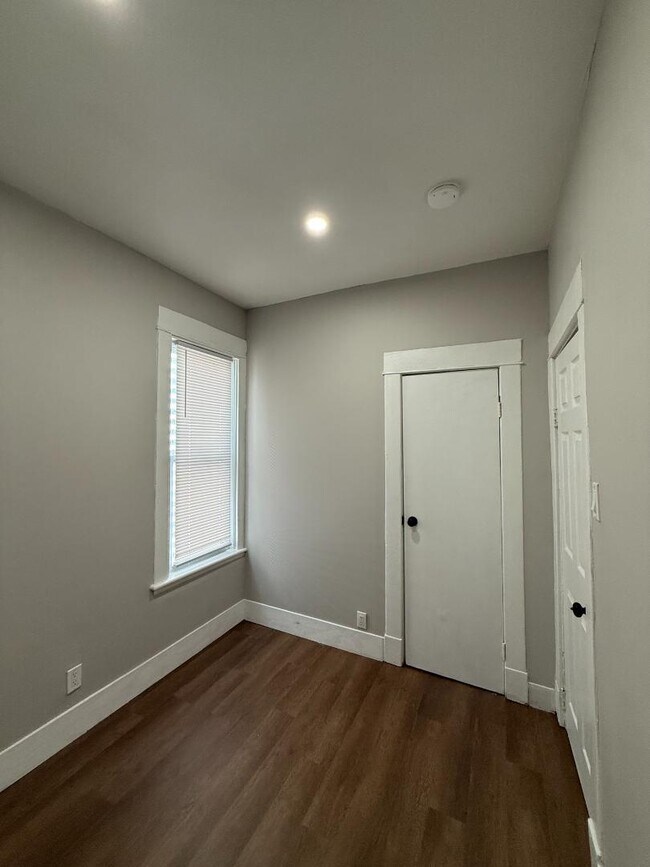 Building Photo - 605 3rd St