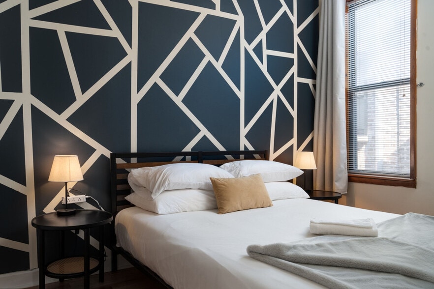 Building Photo - 906 N Damen Ave