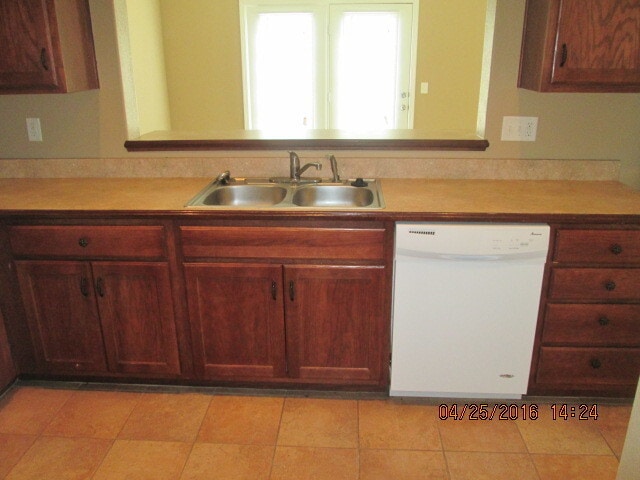 Building Photo - Spacious Townhouse