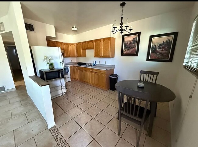 Building Photo - Cozy and convenient 2 bedroom home