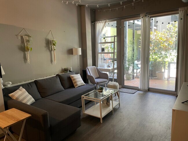 Building Photo - 777 6th Ave