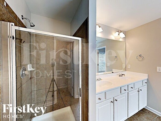 Building Photo - 2460 Vistoria Dr