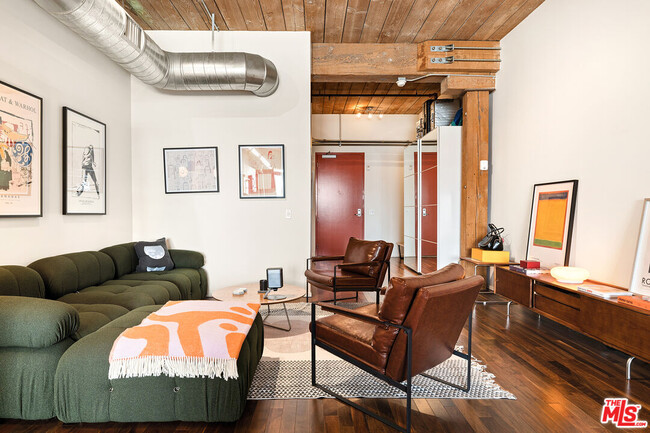Building Photo - 530 S Hewitt St