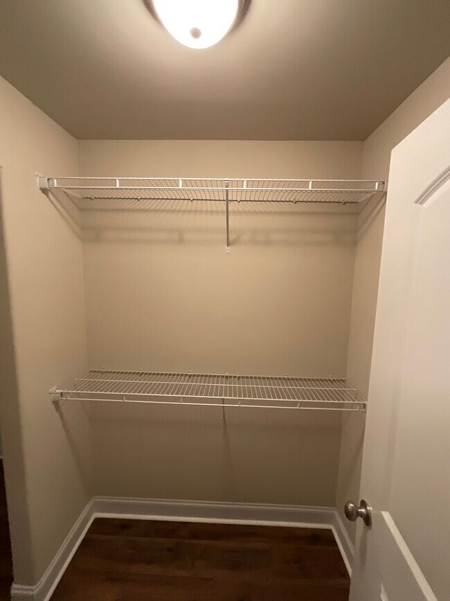 Building Photo - 688 Tree Top Trl