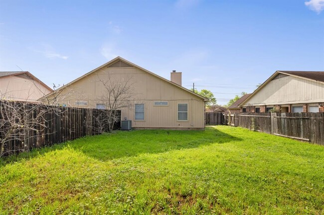 Building Photo - 6002 Parkwood Dr