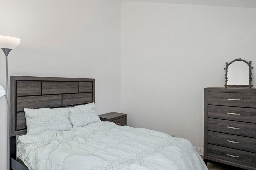 Building Photo - 257 Avenida Adobe