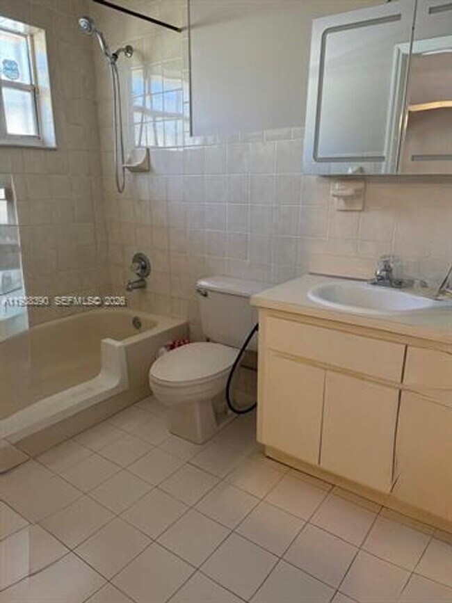 Building Photo - 2912 SW 38th Ct