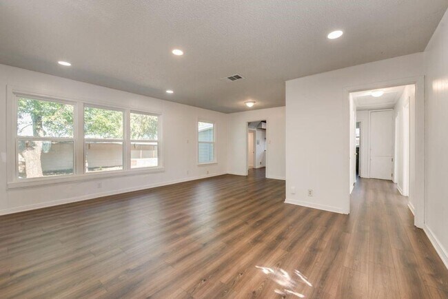 Building Photo - 3415 Crites St