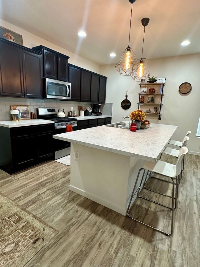 Building Photo - GORGEOUS HOME IN HIGHLY DESIRABLE BANNING LEWIS RANCH - Security Deposit Waiver Available