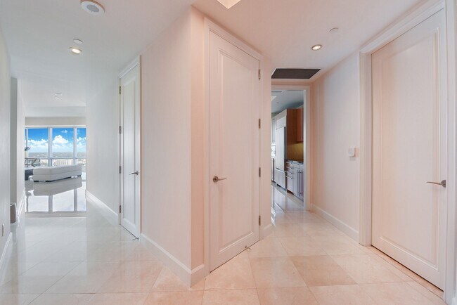 Building Photo - 1425 Brickell Ave