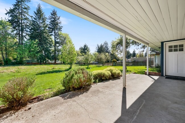 Building Photo - Room to roam! 3 bed, living, dining, den, ...