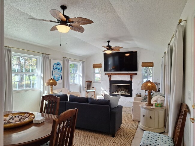 Building Photo - NEW SMYRNA BEACH MONTHLY RENTAL - POOL HOM...