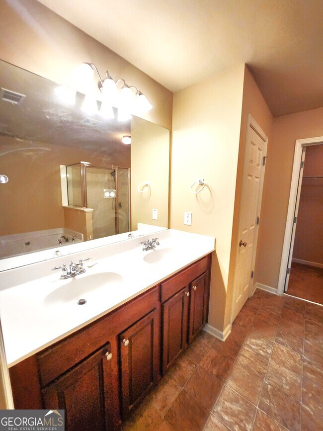 Building Photo - 3328 Castleberry Village Cir