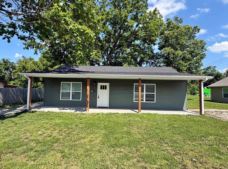 Building Photo - 303 Knaus St