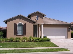 Building Photo - Spacious 3 bedroom Excellent Roseville Loc...