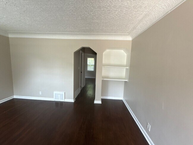 Building Photo - Freshly Renovated 3-Bedroom Home – Quality...