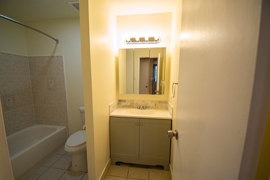 Building Photo - 9921 Bustleton Ave