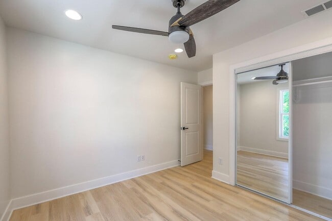 Building Photo - 427 W Linden Ave