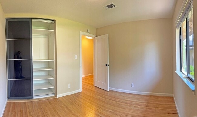 Building Photo - Beautiful Updated 3 Bedroom, 2 Bathroom Sa...