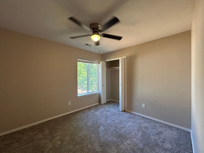 Building Photo - Gorgeous 4 Bed, 2.5 Bath House!