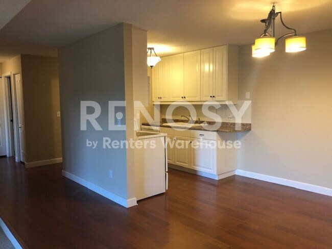 Building Photo - Very Nice 2BD/2BA Condo In Roseville!!!