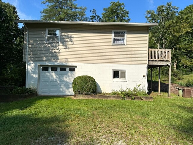 Building Photo - 4 Bedroom, 2 Bathroom House