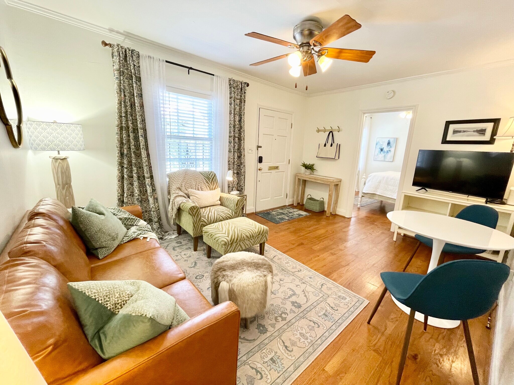 Living Room, Entry - 215 W Taylor St