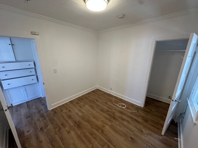 Building Photo - Fairview Heights Bungalow | 2 Bed / 1 Bath | Yard & Parking