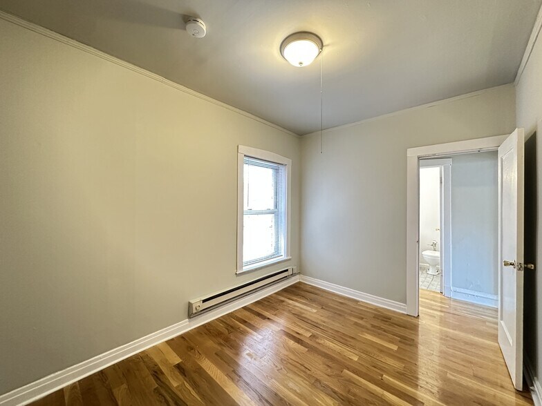 Building Photo - 644 W Barry Ave