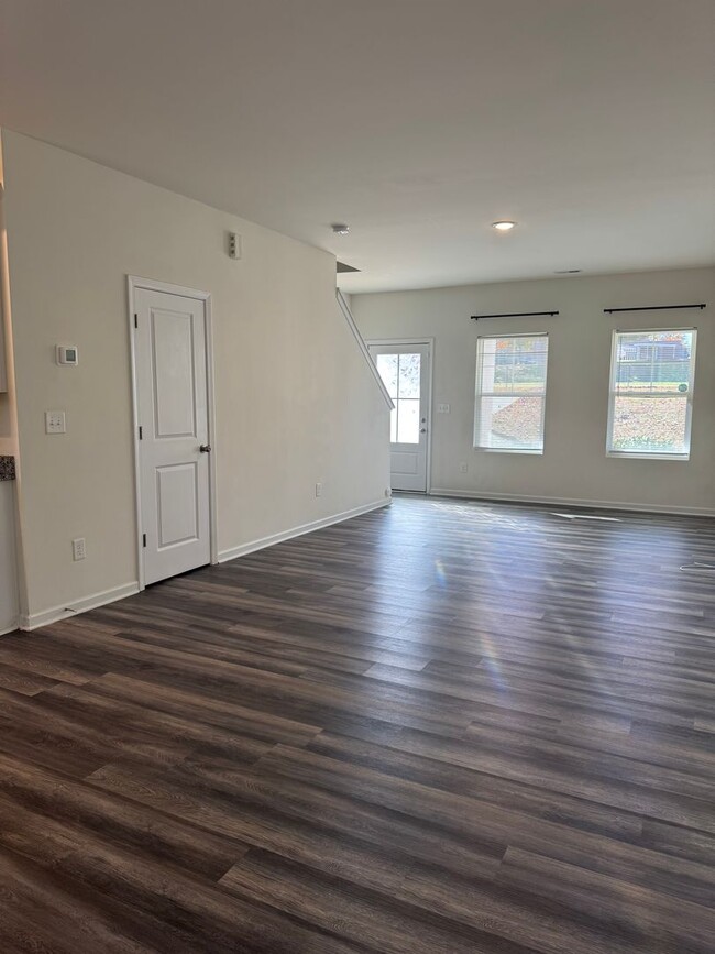 Building Photo - Beautiful 3-Bedroom Home Near Downtown Sta...