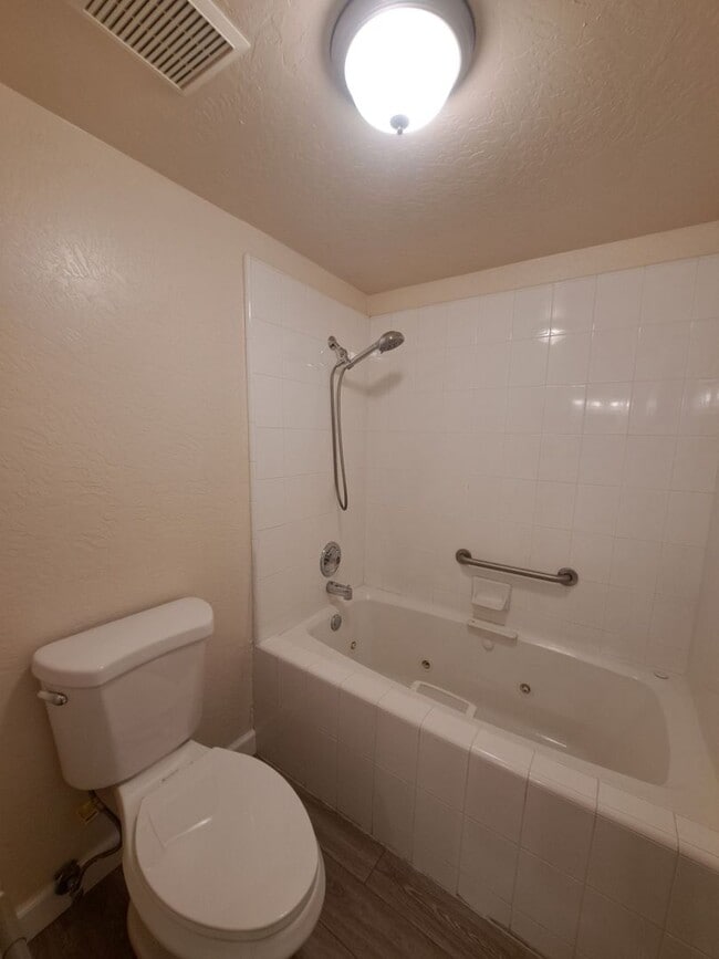 Building Photo - Beautiful 2 Bedroom Condominium Near Fashi...