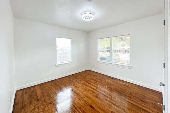 Building Photo - 909 SW 48th St