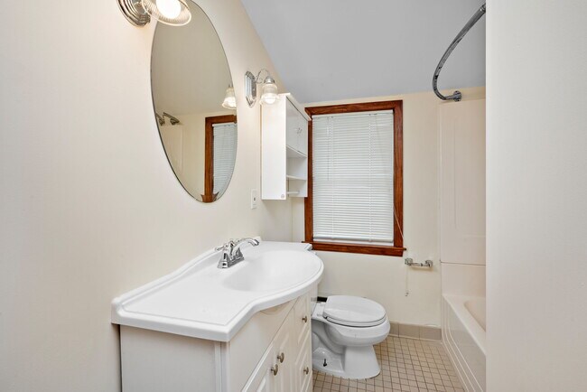 second floor full bath - 3322 Meridian Dr