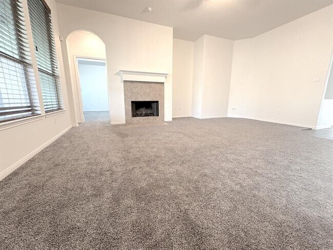 Building Photo - 313 S 6th St