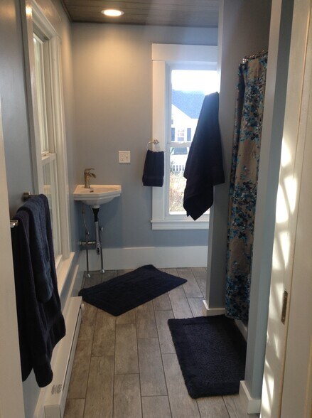 first floor bathroom with laundry - 25 Mapleshade Ave