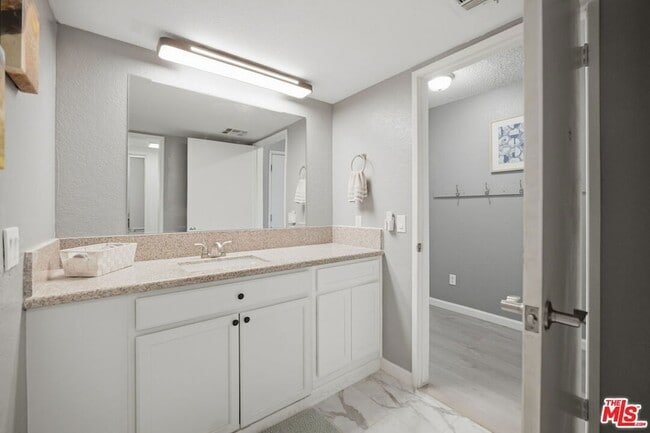 Building Photo - 52275 Avenida Vallejo