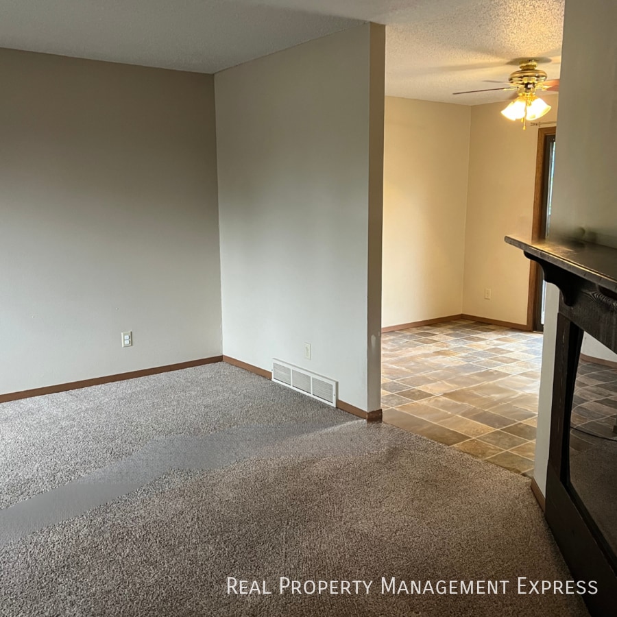 Building Photo - 3 Bedroom 2.5 Bathroom side-by-side duplex...