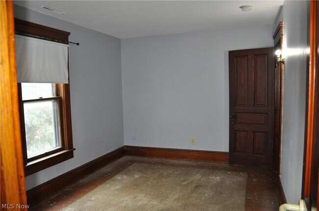 Building Photo - 11 E Main St