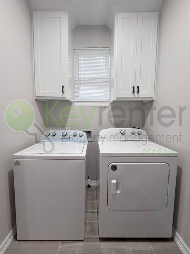 Building Photo - Stunning 3- bed/ 2.5 upgraded luxury townh...