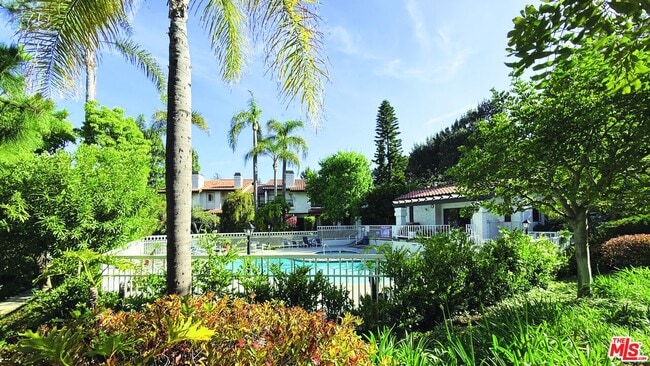 Building Photo - 1488 Palisades Dr