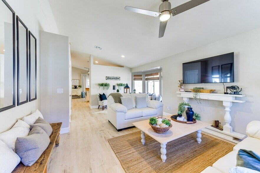 Building Photo - 1120 N Val Vista Dr