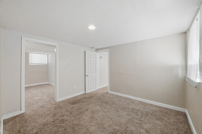 Building Photo - $2,895.95, 3-bed, 2-bath duplex in Denver with a washer and dryer and $300 off the first month's ...