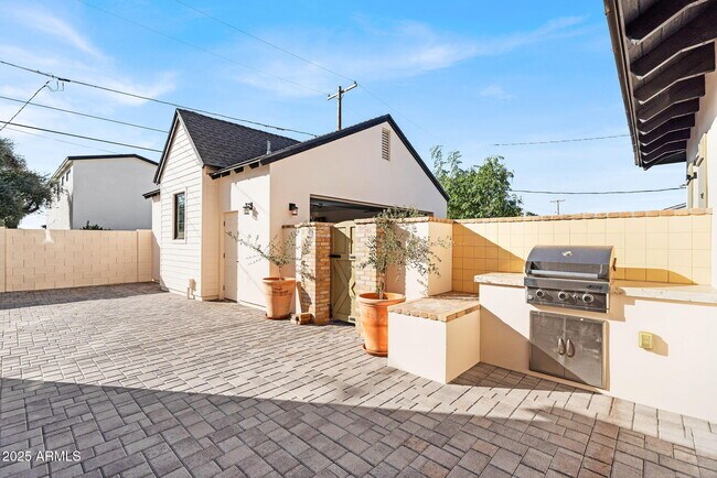 Building Photo - 4901 E Amelia Ave