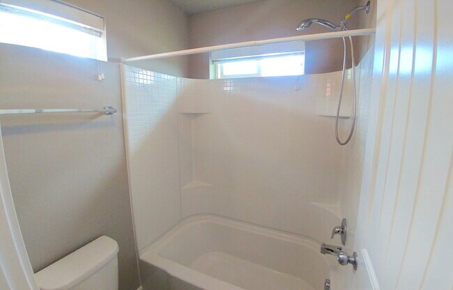 Building Photo - Spacious End Unit - The Townhomes at Bradl...