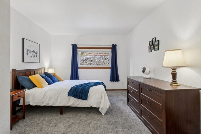 Building Photo - Serenity and Views with this 3 bedroom/3Bathroom Townhome in Buffalo Ridge